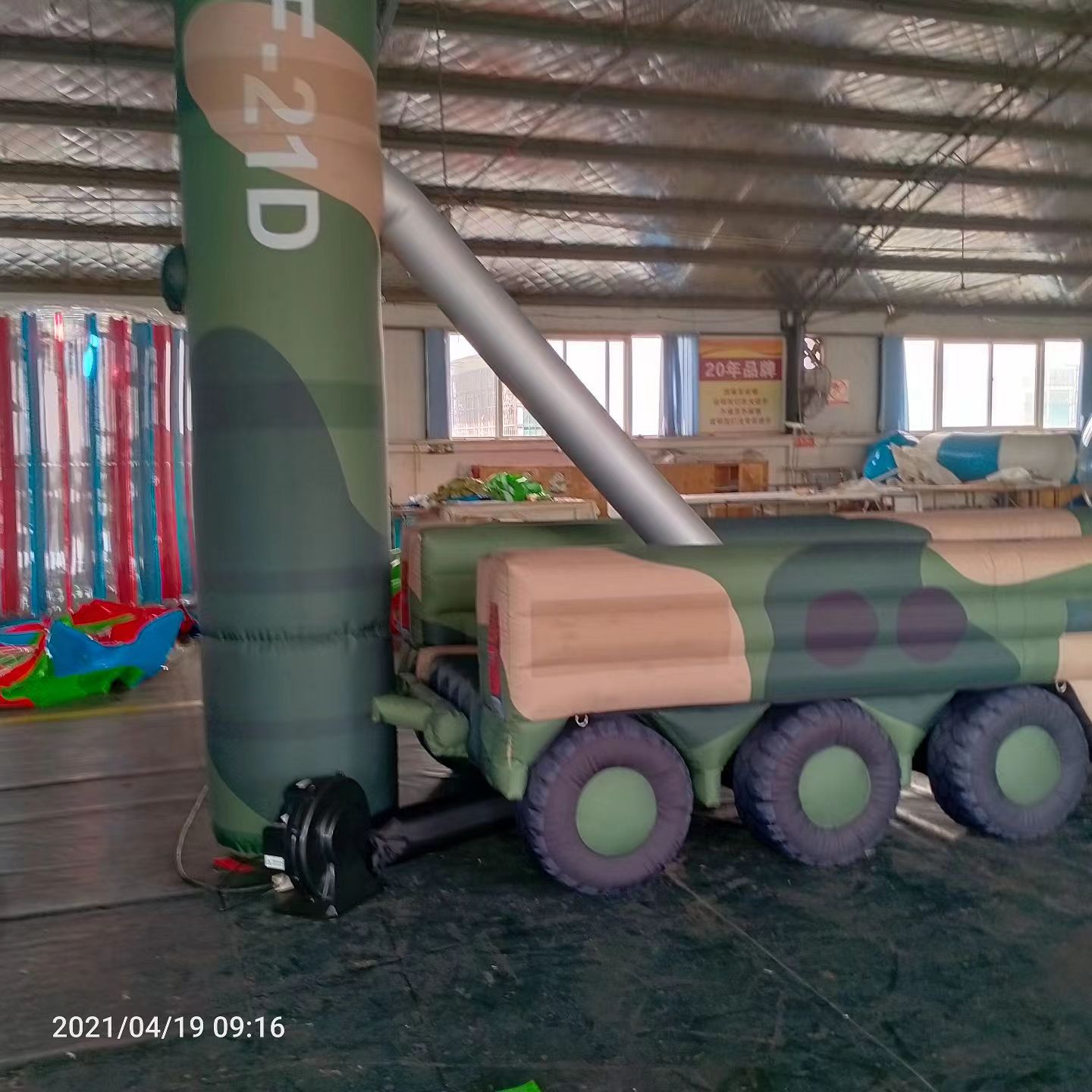 红旗军事演习中的充气目标车辆：模拟发射车雷达车坦克飞机